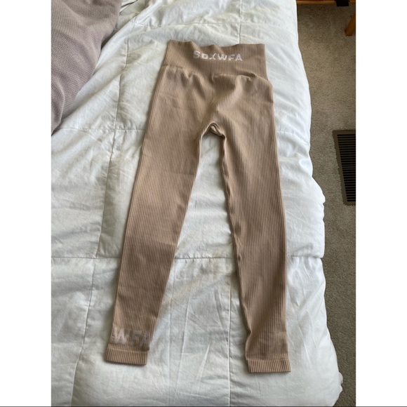 Sarah’s Day White Fox Boutique Coffee Date Seamless Leggings/Crop Top in Sand S - Picture 3 of 10